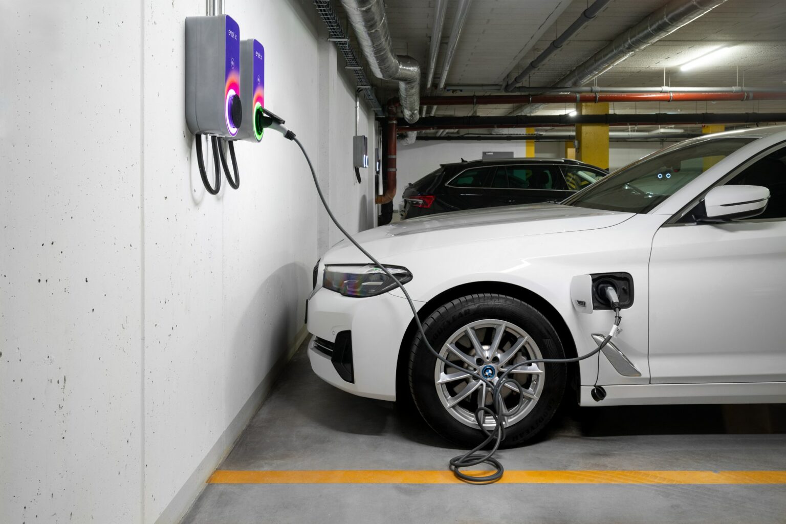 Prywatna stacja ładowania samochodu elektrycznego na terenie osiedla – dzięki nowym przepisom jej instalacja w budynku wielorodzinnym będzie znacznie prostsza i szybsza